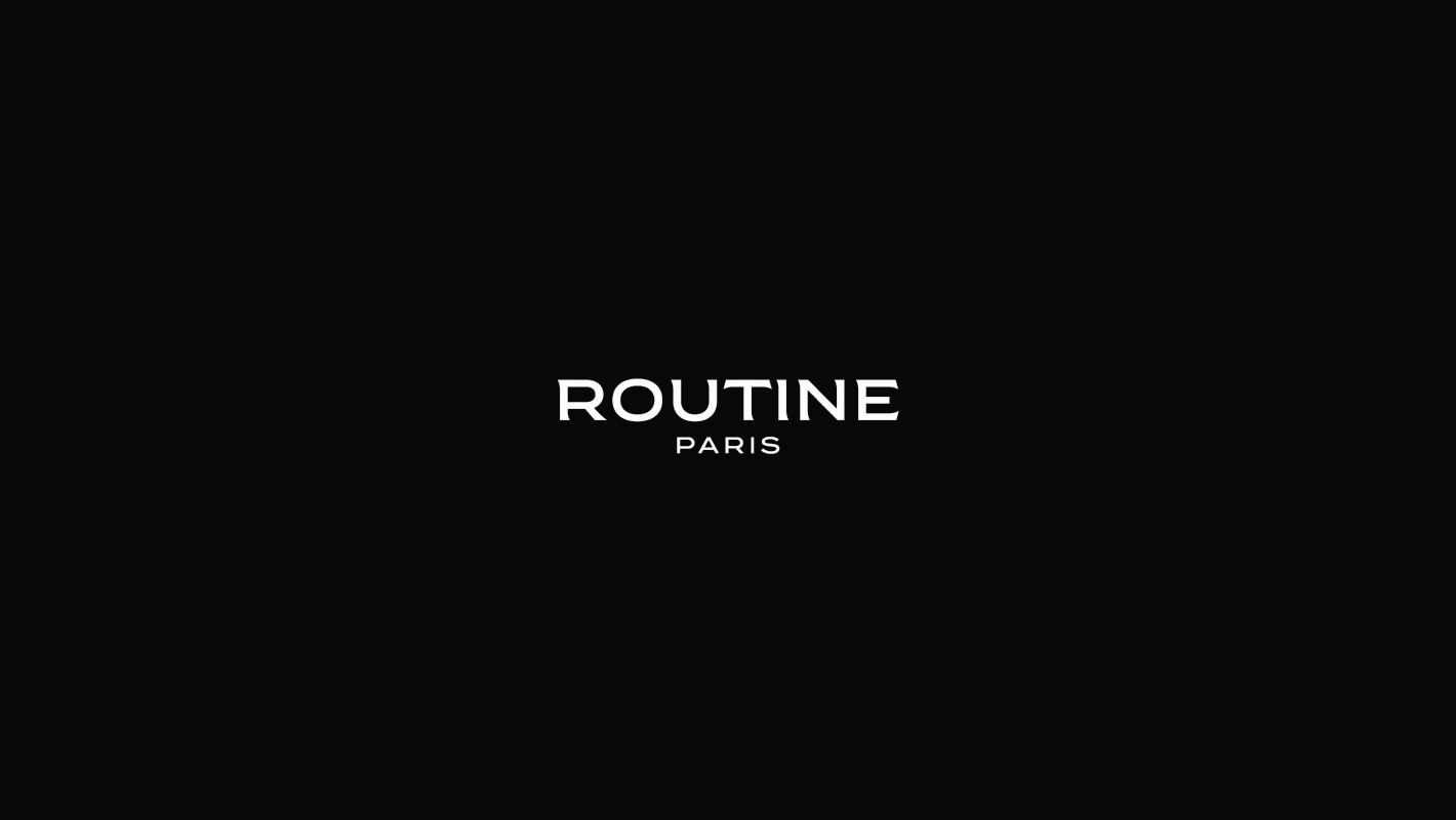 Wordmarkul Routine Paris pe negru