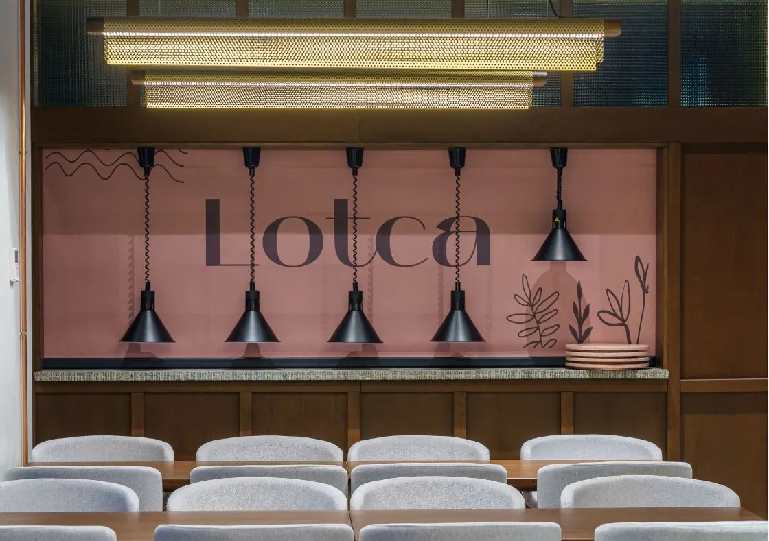 Logotipul Lotca deasupra pass-ului din bucătărie