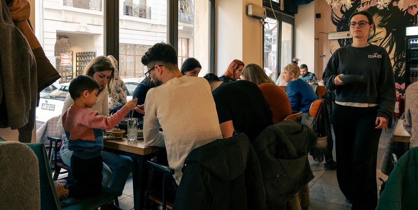 O sală plină la Yoshi Izakaya