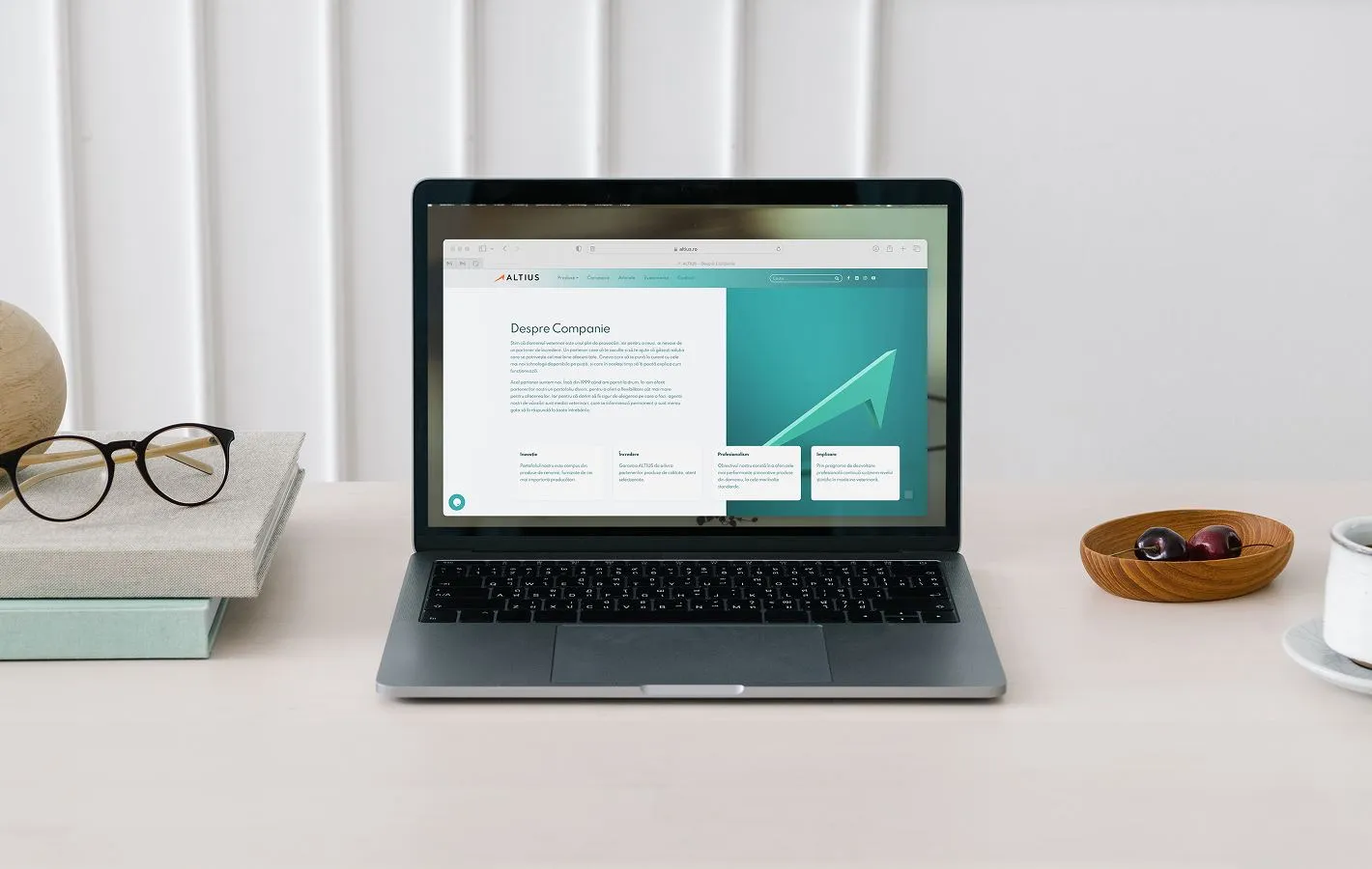 Site-ul ALTIUS pe un laptop