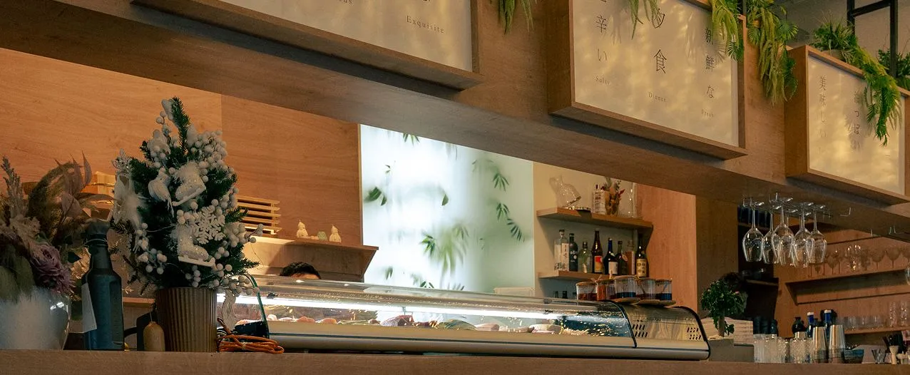 Tejgheaua de sushi și barul de la Yoshi Izakaya