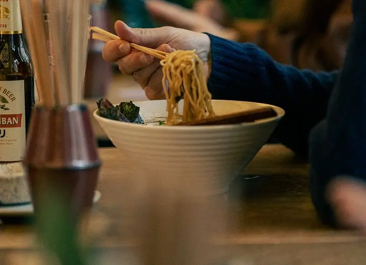 Tăiței ramen ridicați din bol