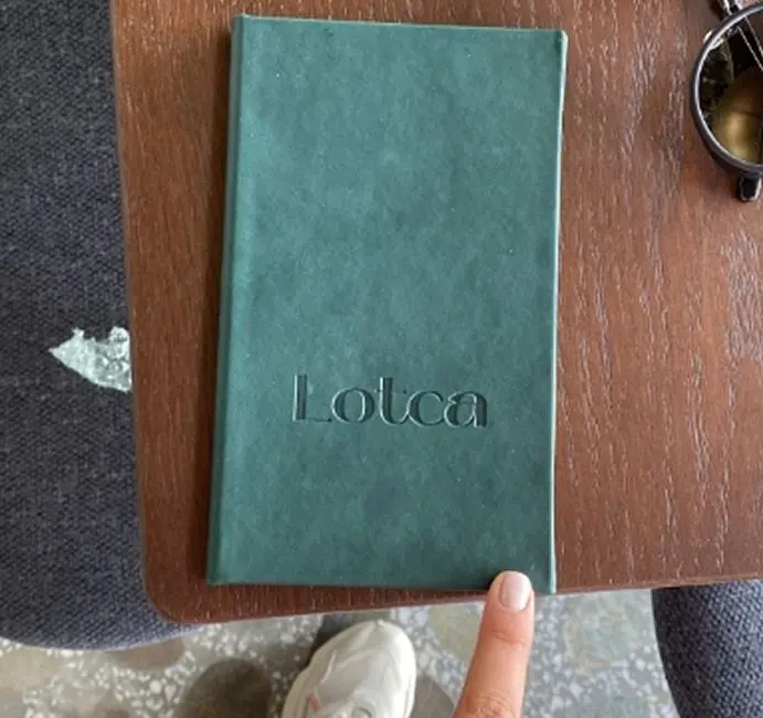 O copertă verde de meniu Lotca