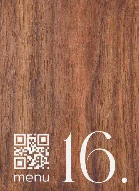 Un număr de masă din lemn, cu codul QR al meniului