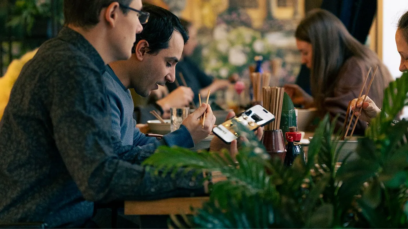 Clienți care mănâncă la Yoshi Izakaya